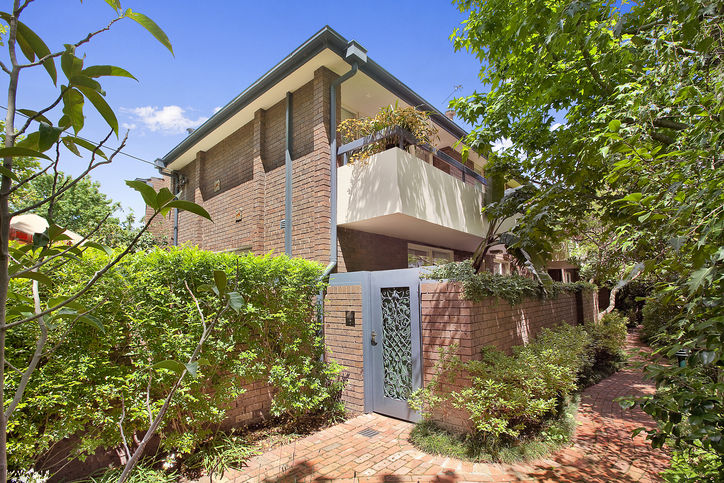 RAVISHING ROCKLEY! Picture 1