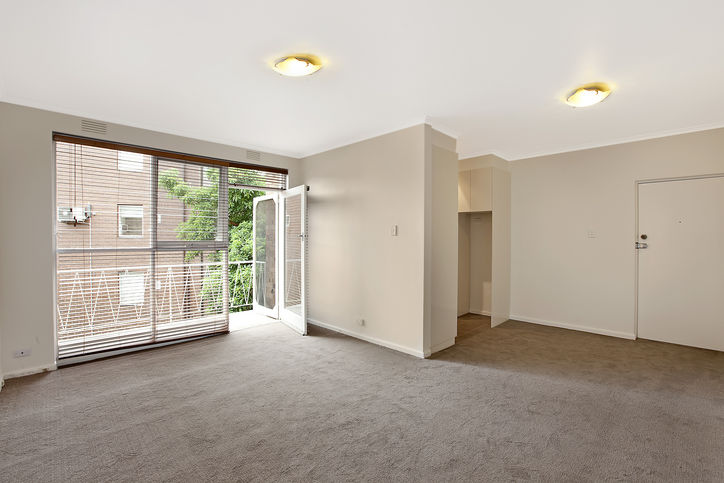 FULLY RENOVATED 1 BEDROOM! Picture 3