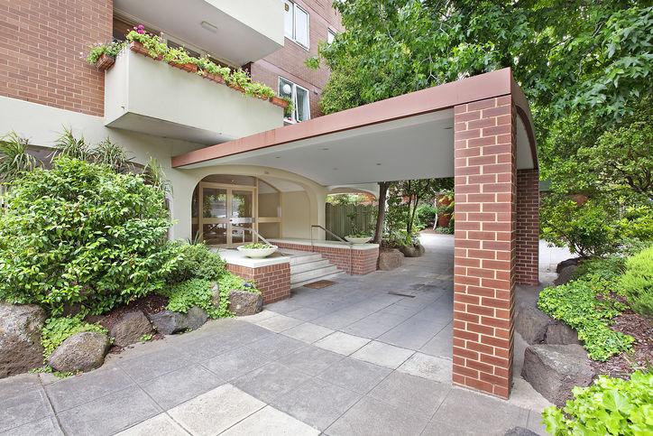 RENOVATED APARTMENT IN LANDMARK BUILDING! Picture 1