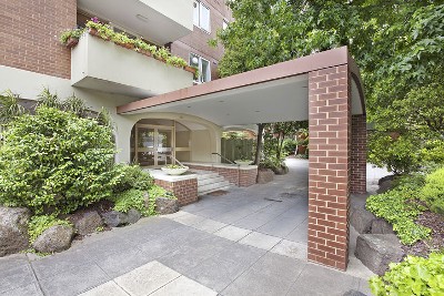 RENOVATED APARTMENT IN LANDMARK BUILDING! Picture