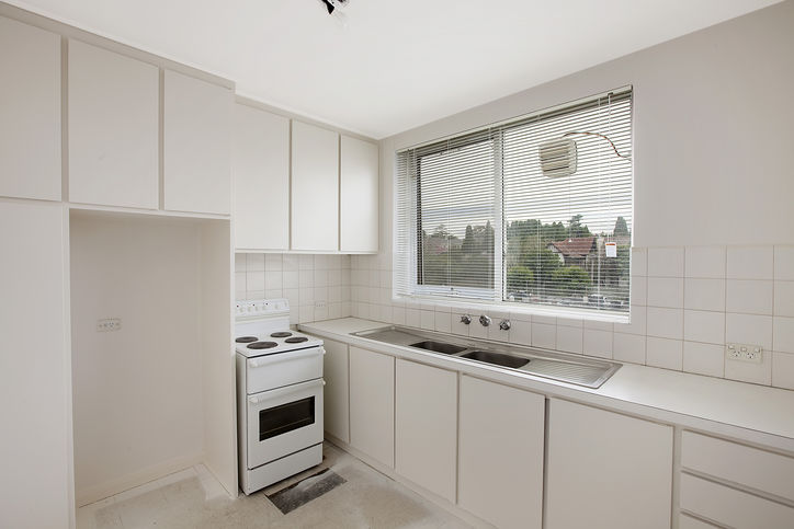 RENOVATED APARTMENT IN LANDMARK BUILDING! Picture 3