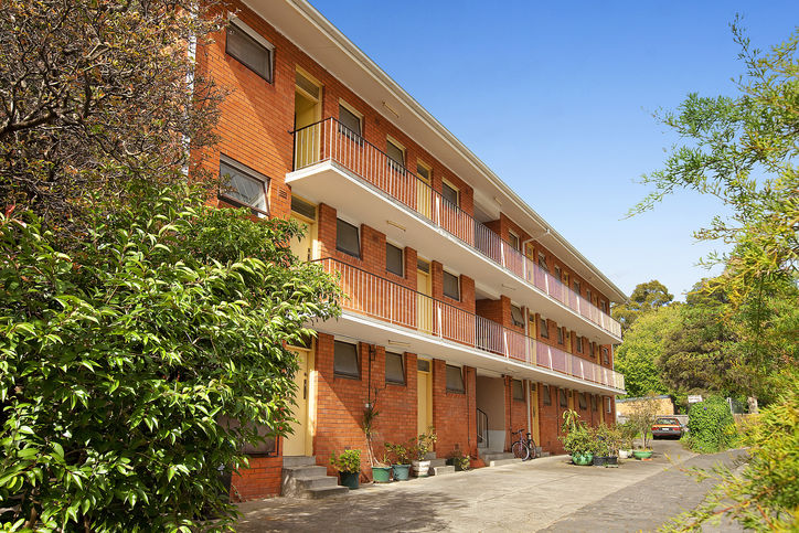 FRESH STUDIO IN GREAT SPOT! Picture 1