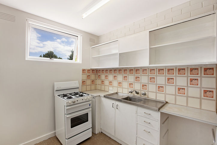 FRESH STUDIO IN GREAT SPOT! Picture 2