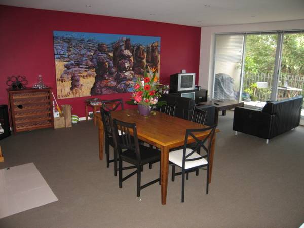 MODERN, SPACIOUS AND SPOTLESS! Picture 2