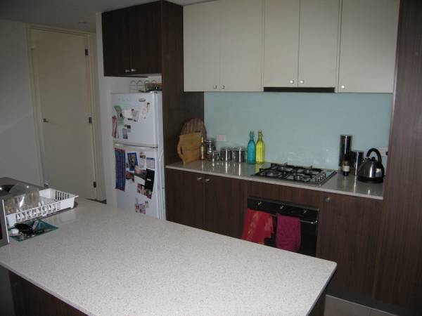 MODERN, SPACIOUS AND SPOTLESS! Picture 3
