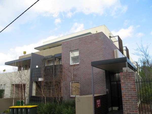 MODERN, SPACIOUS AND SPOTLESS! Picture 1