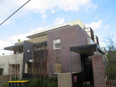 MODERN, SPACIOUS AND SPOTLESS! Picture