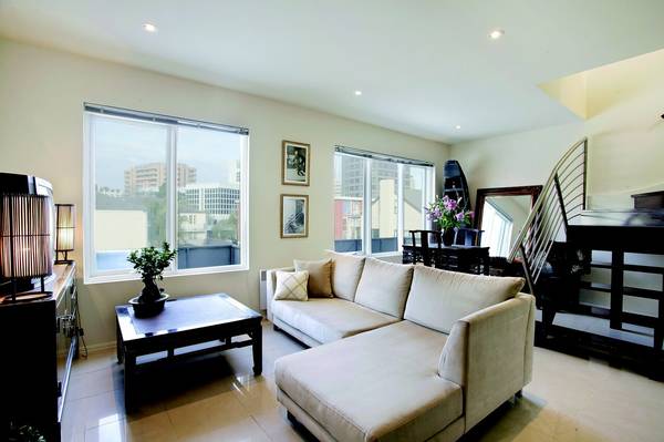 ULTRA MODERN TWO LEVEL APARTMENT! Picture 2