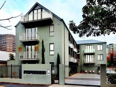 ULTRA MODERN TWO LEVEL APARTMENT! Picture