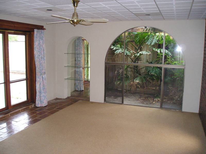 Large Living & 4 Bedrooms! Picture 2