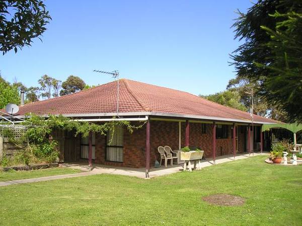 Large Family Home On 1 Acre Picture