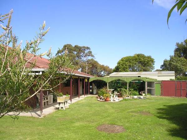 Large Family Home On 1 Acre Picture