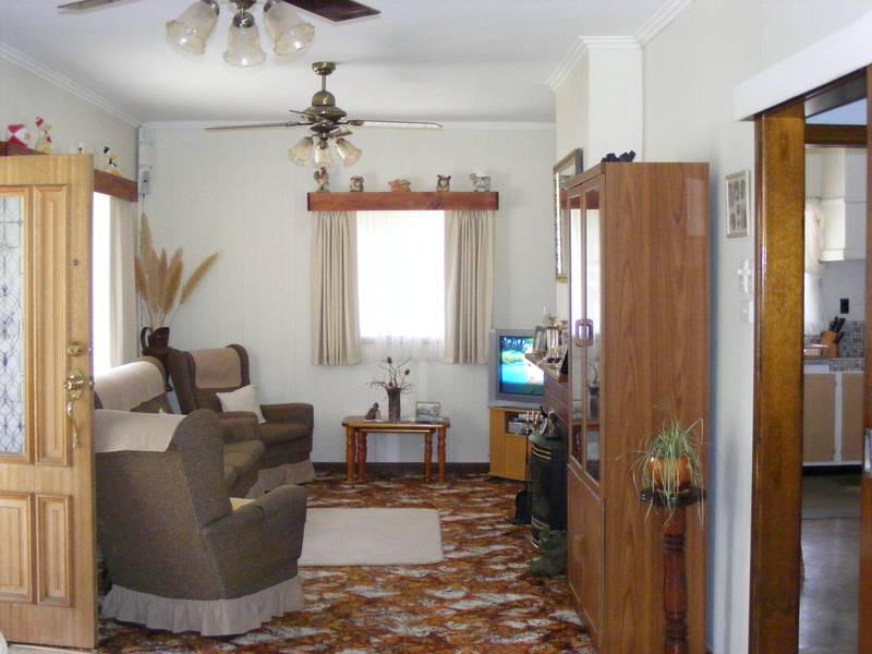 Neat as a pin! Picture 2