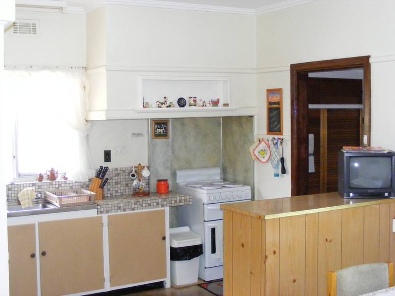 Neat as a pin! Picture 3