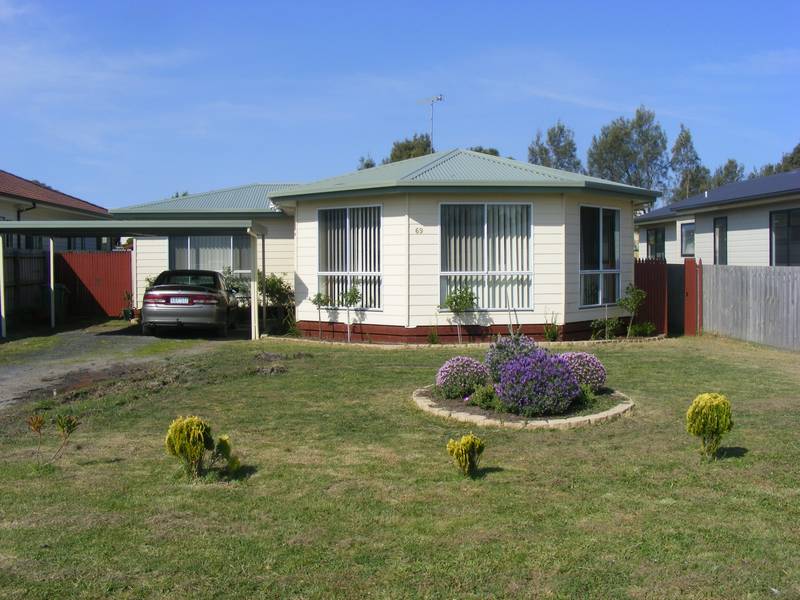Neat and tidy family home. Picture 1