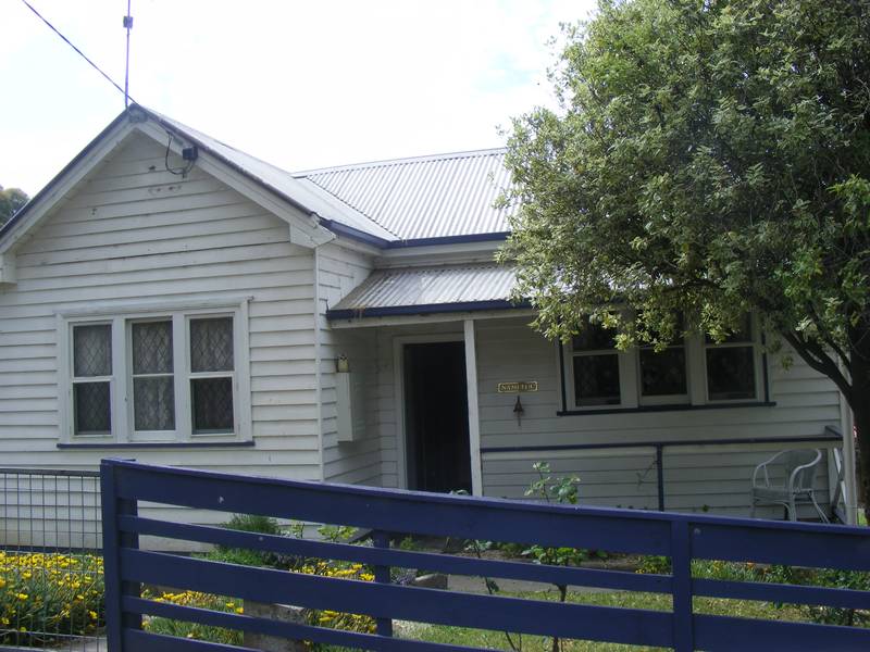 Cosy Cottage with large a shed!! Picture 1