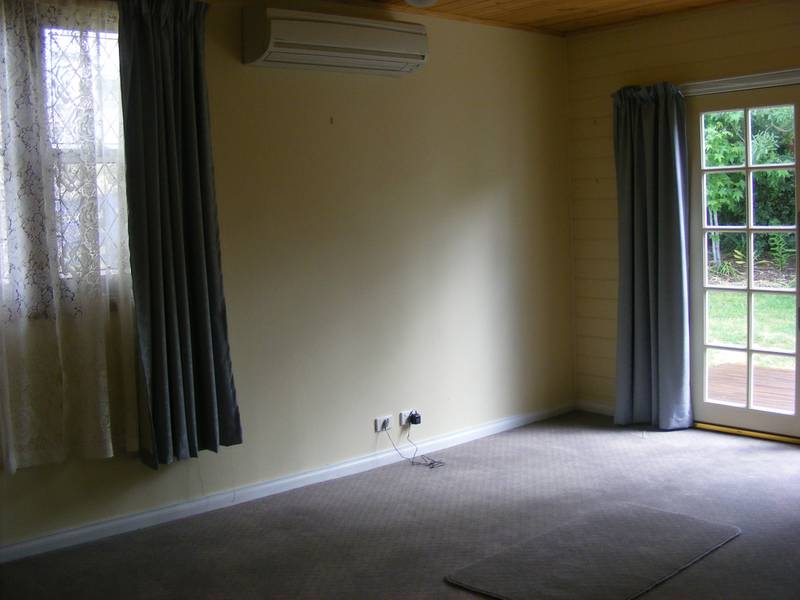 Cosy Cottage with large a shed!! Picture 3