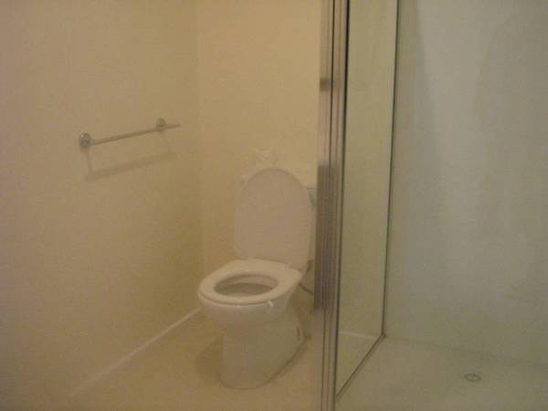 Fully Furnished one bedroom unit Picture 3