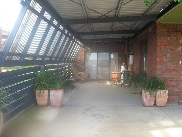 Fully Furnished one bedroom unit Picture 1