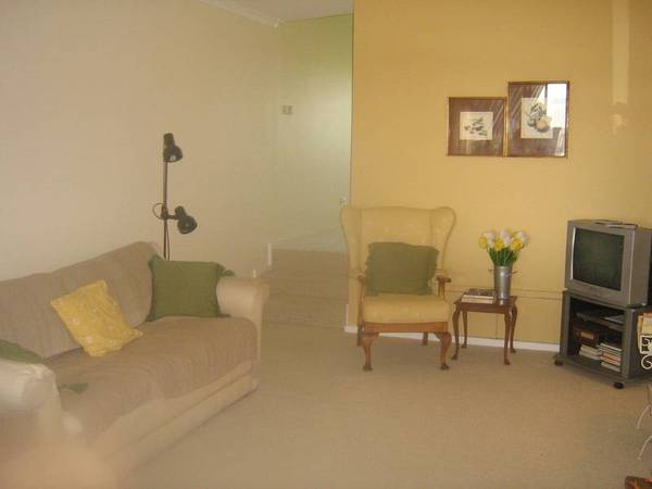 Fully Furnished one bedroom unit Picture 2