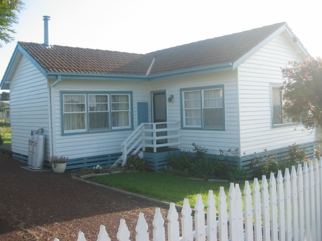 NEAT 2 BEDROOM HOME.. Picture 1