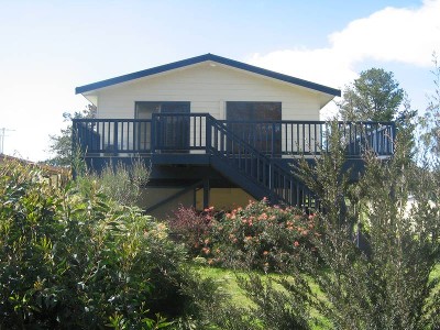 NEAT SPLIT LEVEL HOME ON THE FORESHORE! Picture