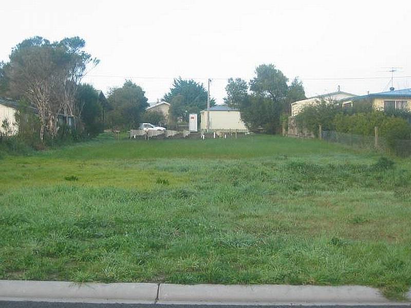 Stones throw to the beach Picture 1