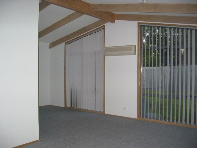 Quite Court Location! Picture 3