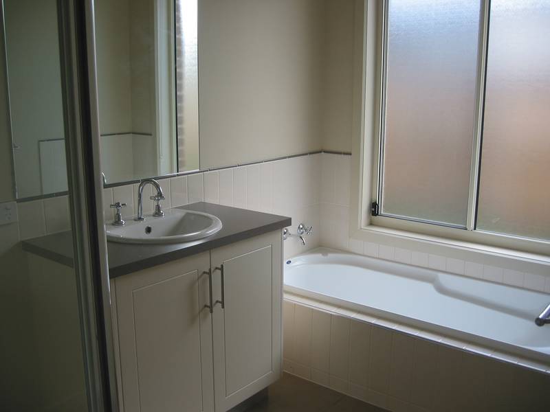 Large 4 Bedroom Family Home! Picture 3