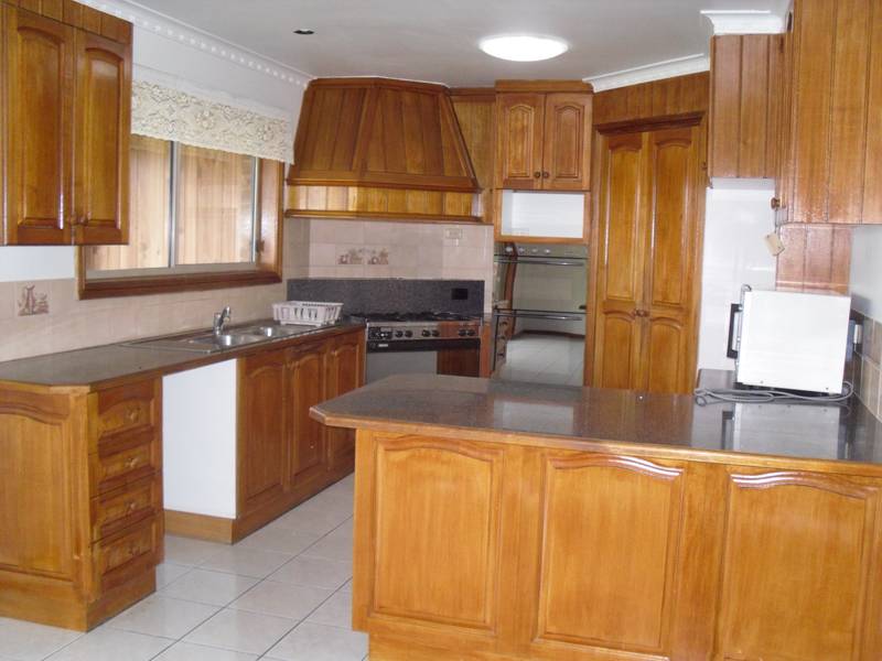 Large Family Home + Bungalow Picture 2