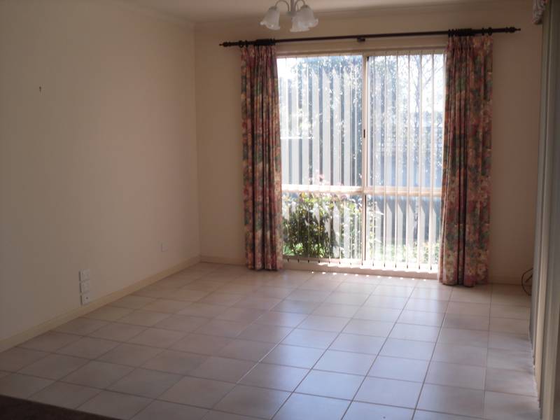 3 Bedroom Home with Beautiful Gardens Picture 3