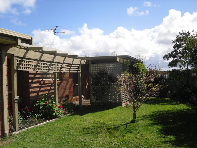 3 Bedroom Home with Beautiful Gardens Picture 2