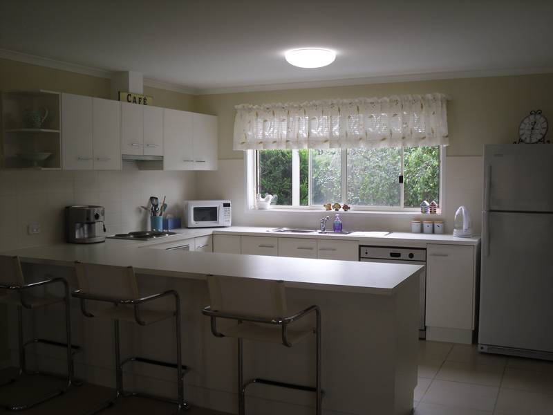 Large Family 3 bedroom home- Fully Furnished! Picture 3