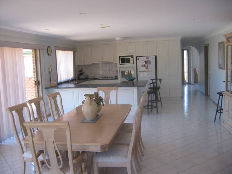 Beautiful home on 3.3 acres..... Picture 2