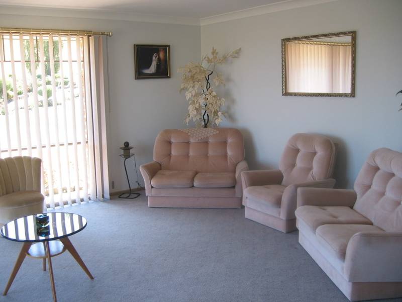 Beautiful home on 3.3 acres..... Picture 3