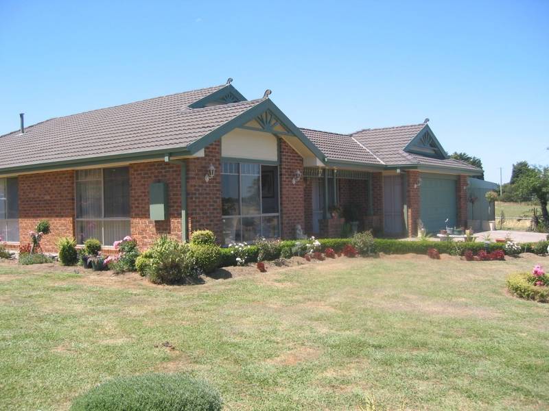 Beautiful home on 3.3 acres..... Picture 1