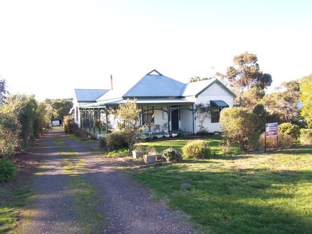 4 BEDROOM FAMILY HOME Picture 1