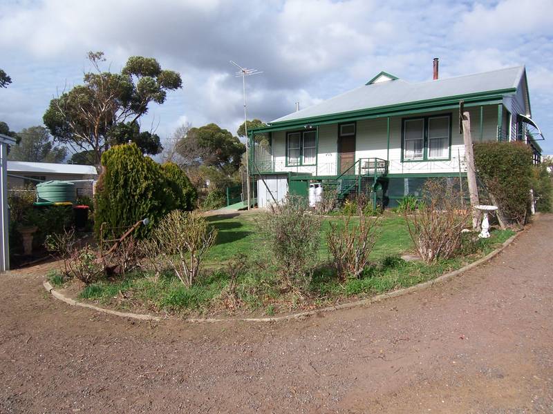 4 BEDROOM FAMILY HOME Picture 2