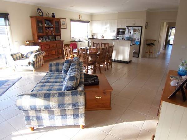 Outstanding 4 Bedroom Home - As New! Picture 2