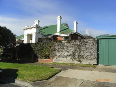 2 Bedroom Unit all utility costs included in the weekly rent. Picture