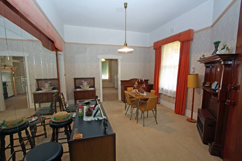 Period Style Centrally Located Picture 3