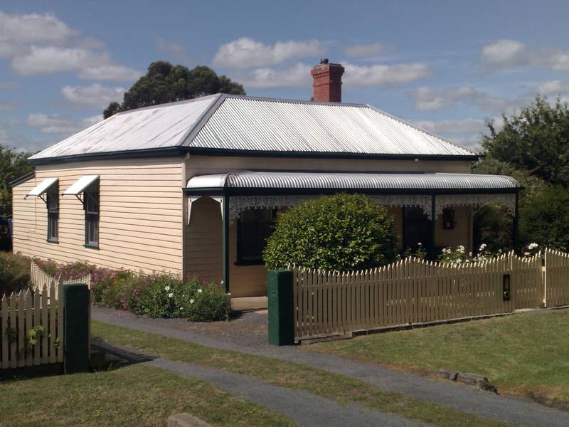 Pristine 4 Bedroom Victorian Cottage Picture 2