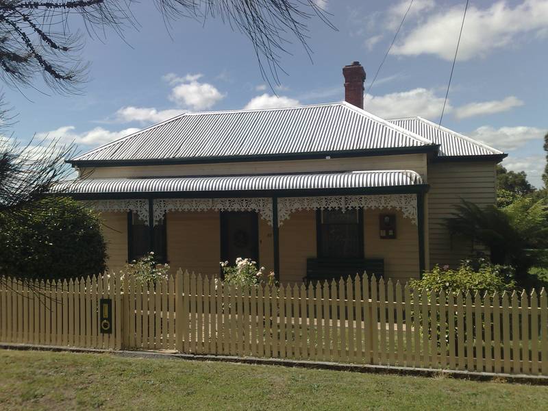 Pristine 4 Bedroom Victorian Cottage Picture 1