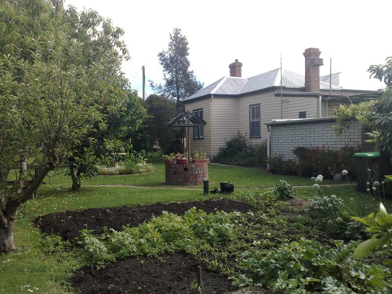 Pristine 4 Bedroom Victorian Cottage Picture 3