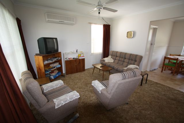 THE PRICE HAS BEEN REDUCED!!! Attention First Home Buyers!!! Picture 2