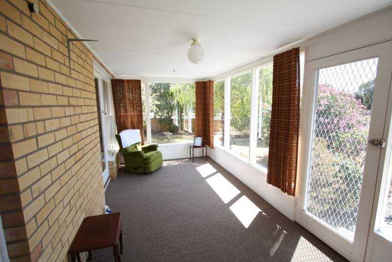 BRICK HOME IN AN ATTRACTIVE SETTING Picture 3