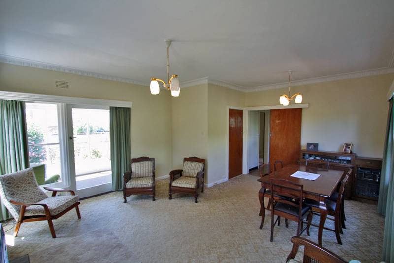 BRICK HOME IN AN ATTRACTIVE SETTING Picture 2