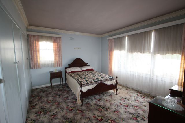 IDEALLY LOCATED - ARCHITECTURALLY DESIGNED HOME Picture 3