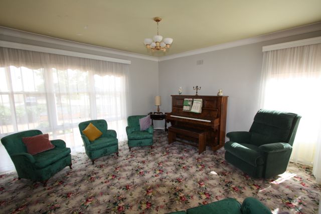 IDEALLY LOCATED - ARCHITECTURALLY DESIGNED HOME Picture 2