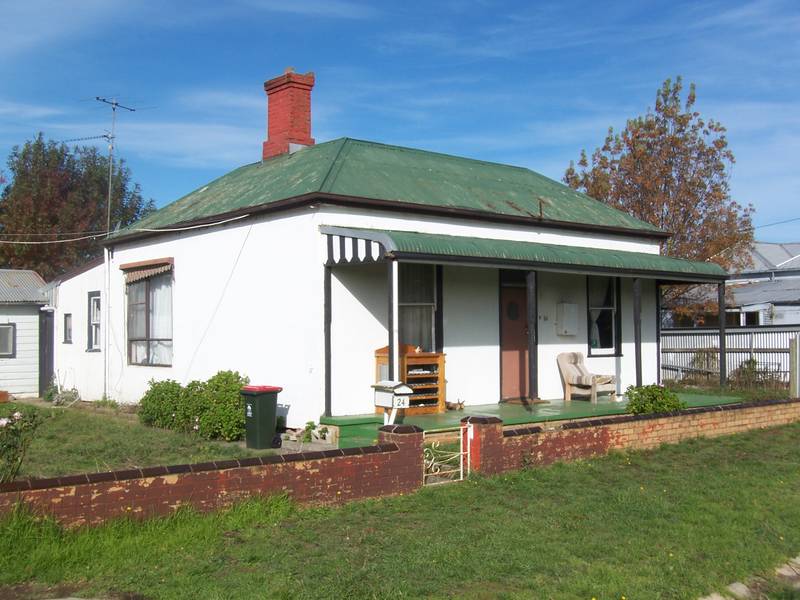 Ripe For Renovation and Decoration! Picture 1